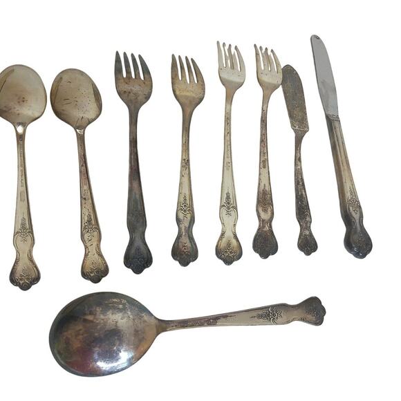 Vintage W.M. Rogers Magnolia Extra Plate Silverware Flatware SET OF 9 AS IS READ - Picture 6 of 7